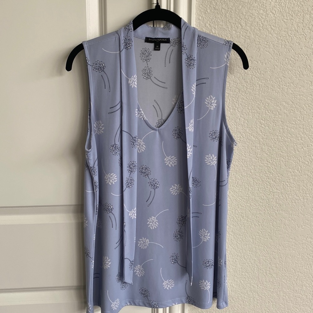 Banana Republic front tie sleeveless blouse